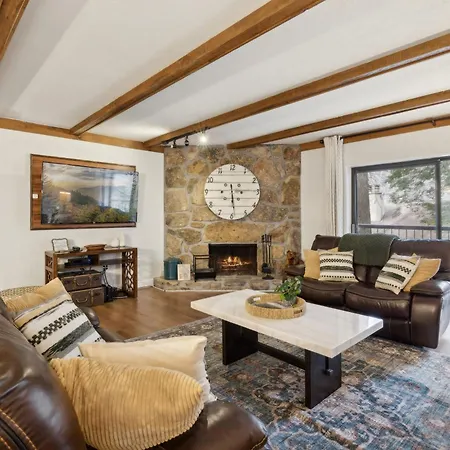Modern Gatlinburg Condo With Pool Table, Balcony & Access To 3 Pools